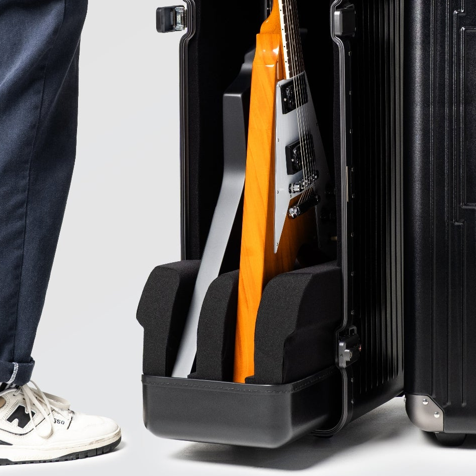 VXP Double Gibson Flying V and Explorer Case showing guitars being removed